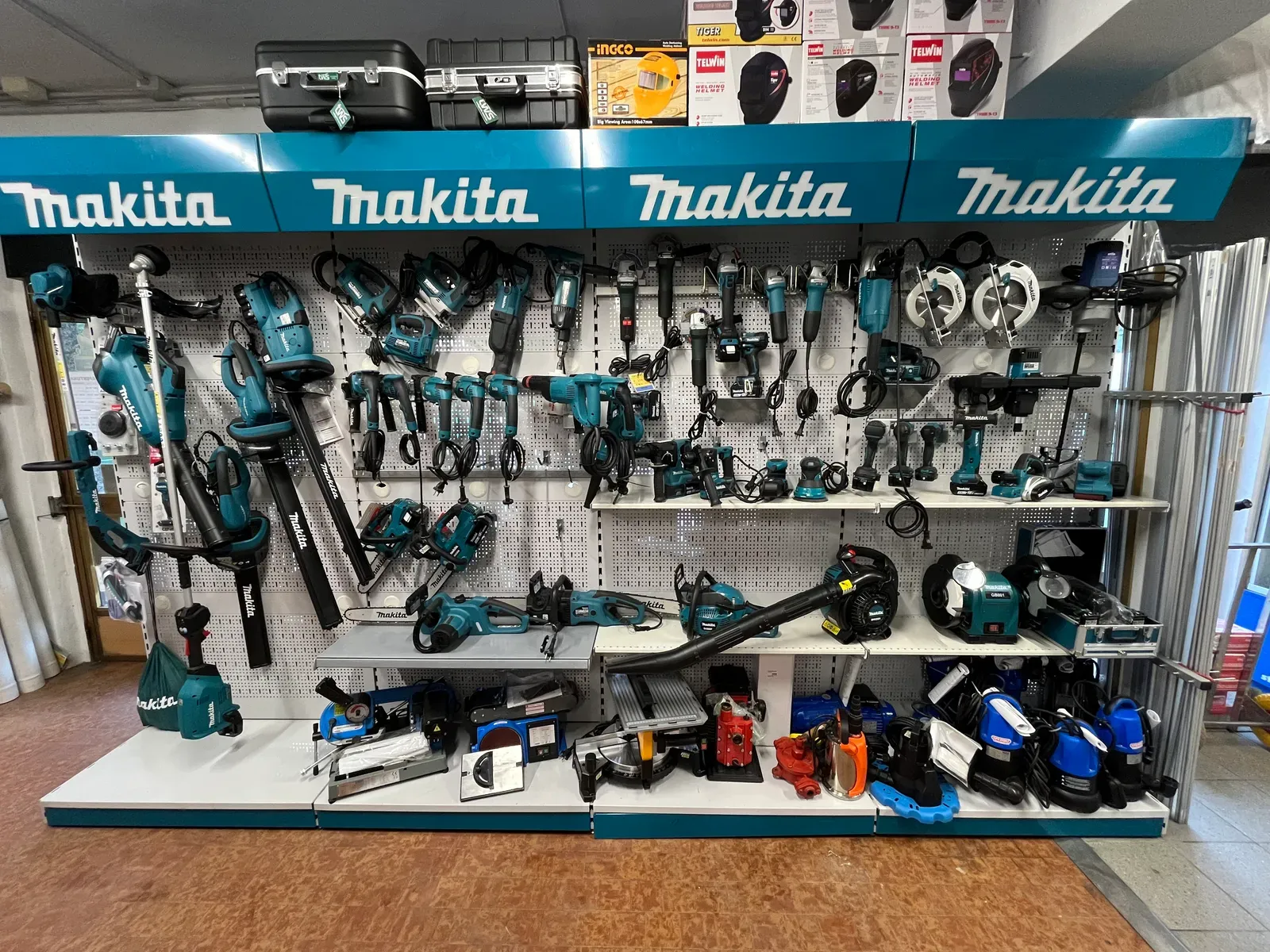 Espositore Makita con avvitatori e utensili elettrici a parete