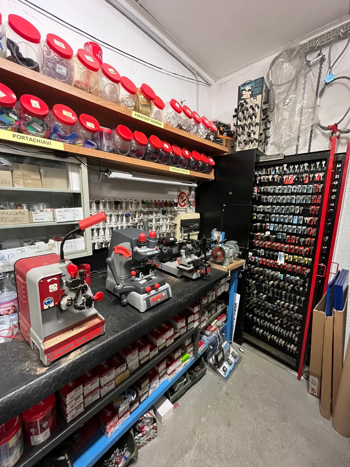 Reparto con minuteria e piccola utensileria a parete