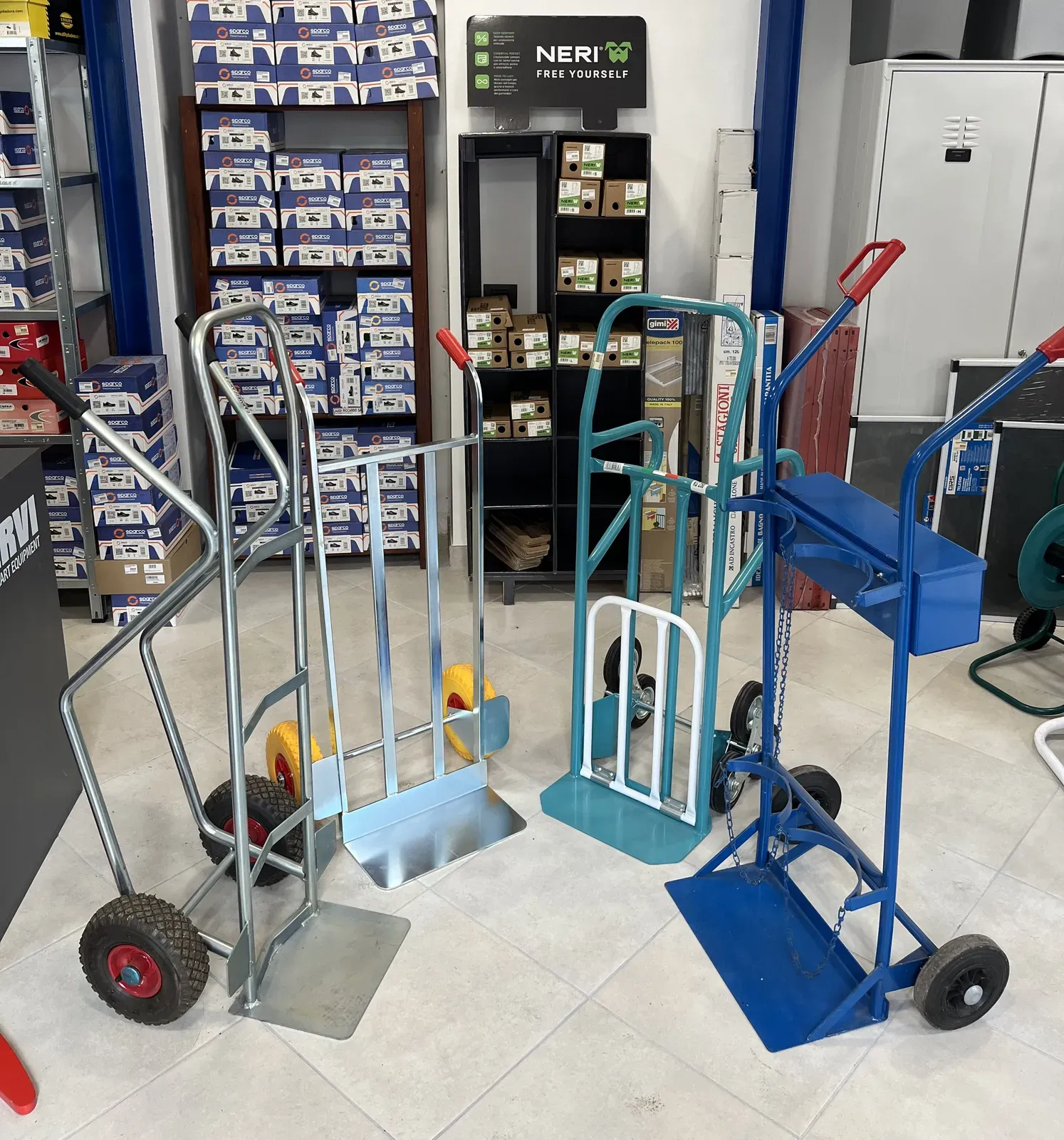 Carrelli portacarichi e minuteria in negozio