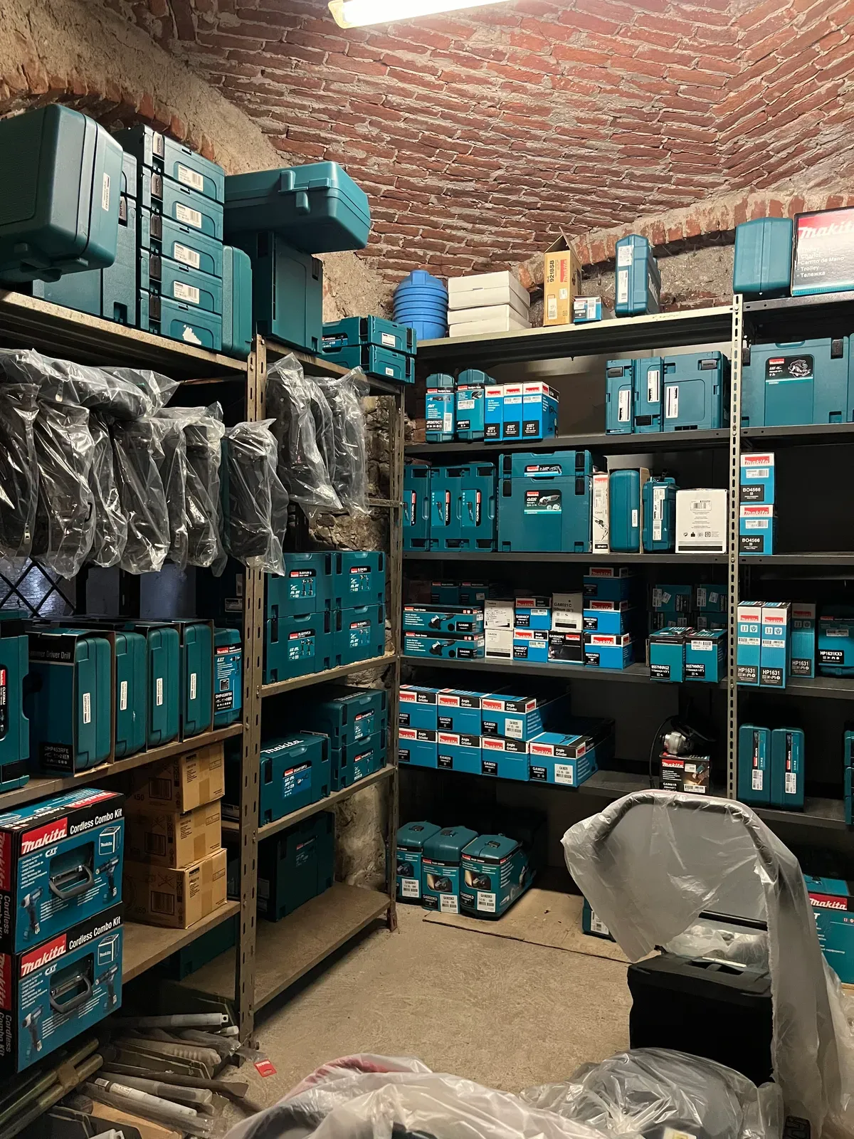 Scaffale con cassette e valigette Makita