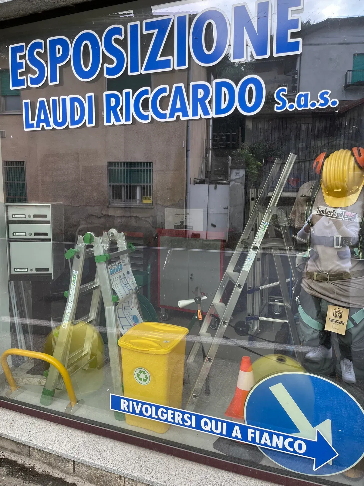 Vetrina esterna del negozio con scale e trabattelli