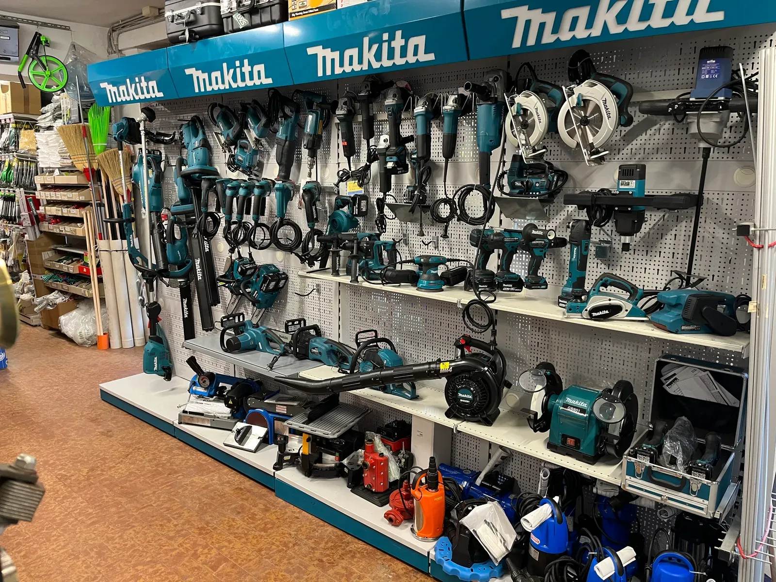 Espositore Makita con utensili elettrici da giardino