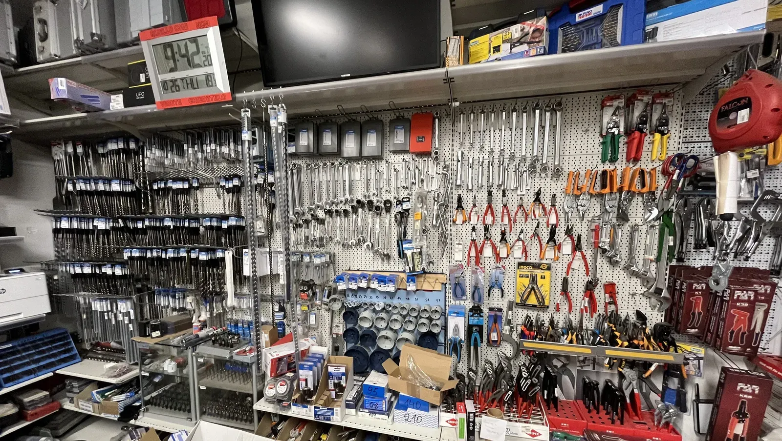 Scaffale con siliconi, colle e cartucce sigillanti