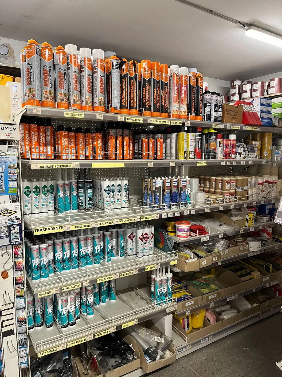 Corsia del negozio con prodotti a scaffale