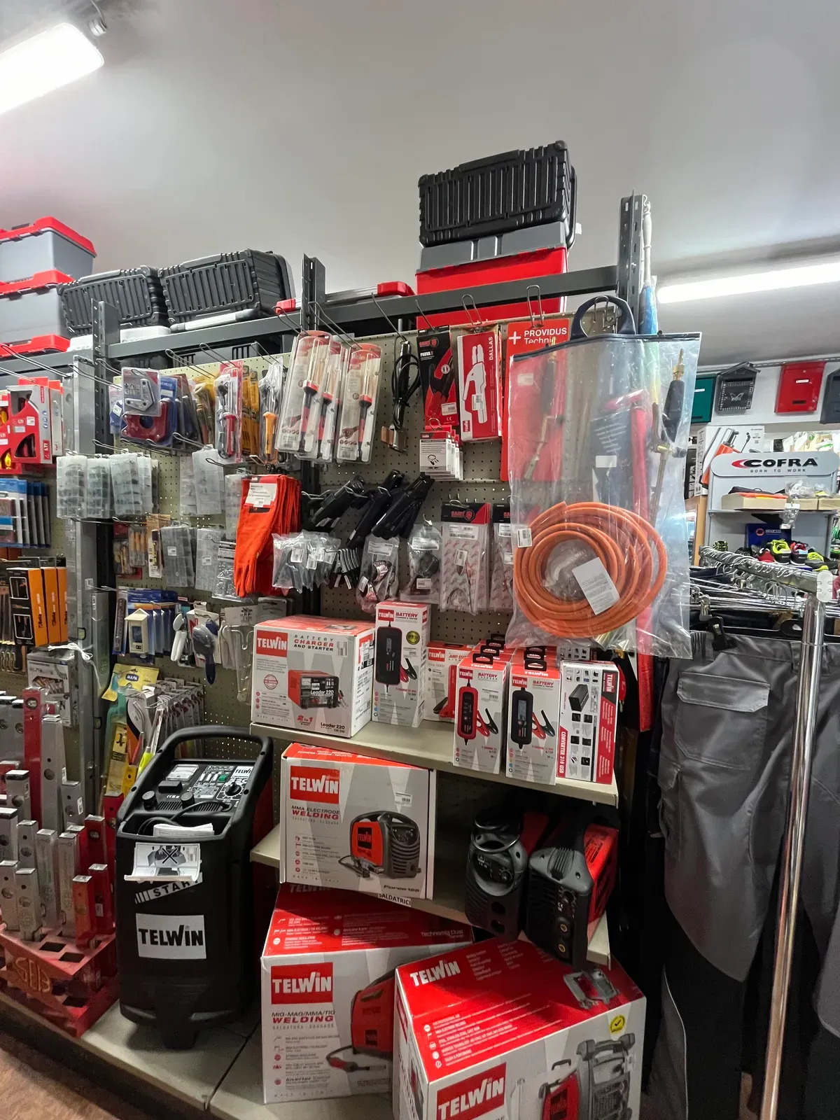 Reparto con idropulitrici e attrezzature