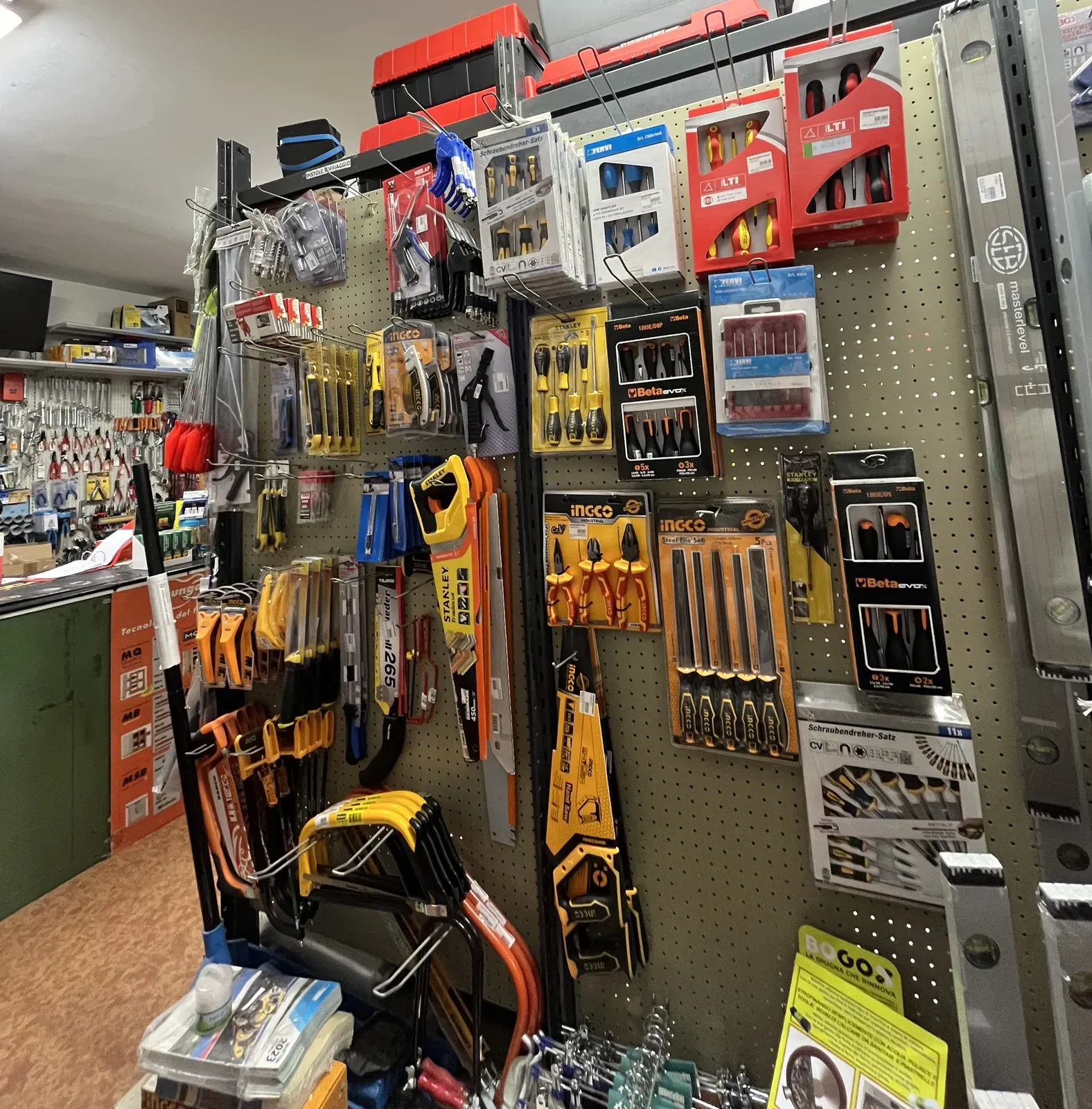 Reparto di utensileria con trapani e accessori
